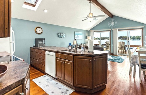 Twin Lake House | Beachfront! Pontoon Rtl +Hot Tub +Pedal Boat/Kayaks/Paddle Board +Great fishing