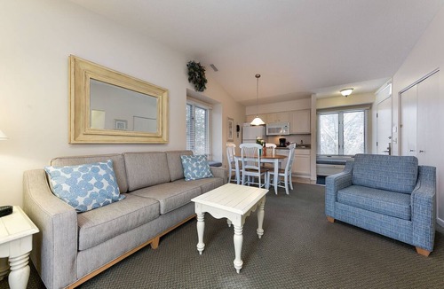 Acme Condo | 🏖️ Beachside Couples Retreat @ The Shores | Deck + Beach Access + Champagne Welcome ➠ 5719