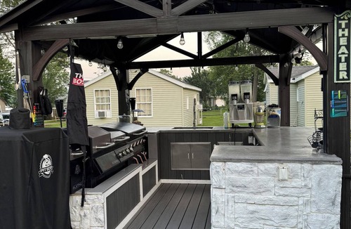 Bradley Cottage | Beautiful 2-bedroom cottage with outdoor kitchen,a boat slip & Gun lake