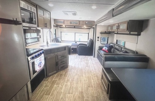 Hazel Green House | Beautiful 32' RV located in Chicago's South suburb - A unique experience!