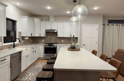 Sister Lakes House | Beautiful 5 star home overlooking Round Lake 6 bedrooms