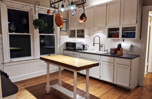 Bay View Apartment | Beautiful Bayview 2 Story Loft w/Skylights, Wetbar