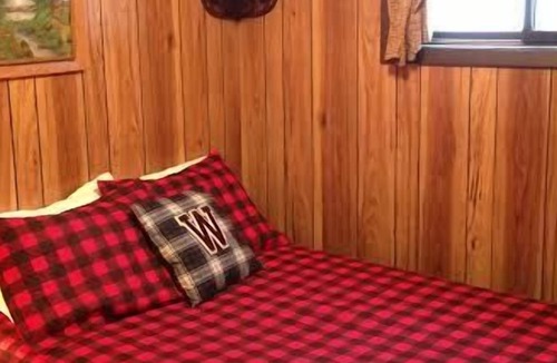 Stambaugh Ski Chalet | Beautiful, Comfy, Rustic Ski Chalet Steps From Ski Brule Mountain - LEFT side
