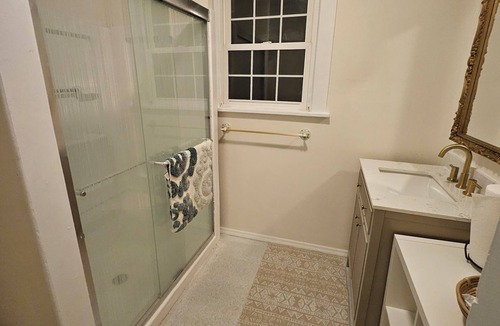 Niles House | Beautiful, cozy 3 bedroom, 2 bath home & 2 sun porches in South West Michigan.