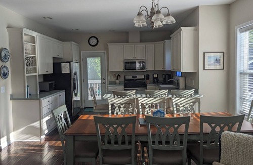 South Haven House | Beautiful home! 3 blocks to beach & town! Friday-Friday Rentals