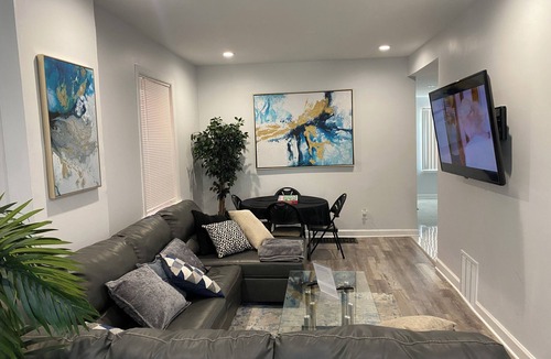 Chatham House | Beautiful home near WhiteSox Stadium and Downtown Chicago.
