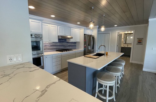 Leesburg Cottage | Beautiful lakefront property with hot tub