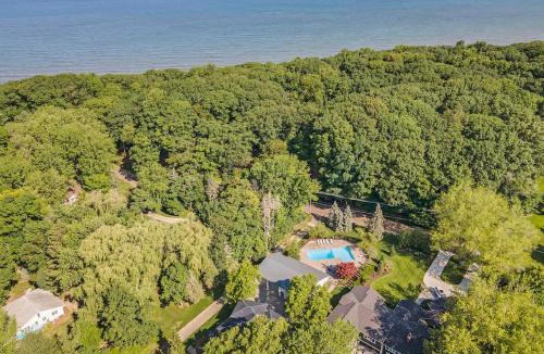 Douglas House | Beautiful Lakescape-4 BR Home with Heated Pool & Rec Space-Family Friendly