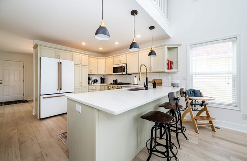 Saint Joseph House | Beautiful Luxury Home located at Island Pointe Marina! Just 1 mile to downtown!