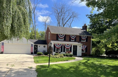 Fox Point House | Beautiful Milwaukee North Shore Home!- 15 minutes from downtown