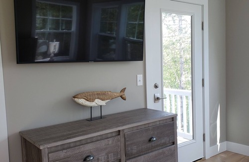 Miami Park House | Beautiful new Lake House Pets & Kids friendly with beach access!