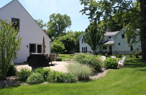 South Haven House | Beautiful South Haven Lake House; Newly Renovated and Decorated; Family-oriented