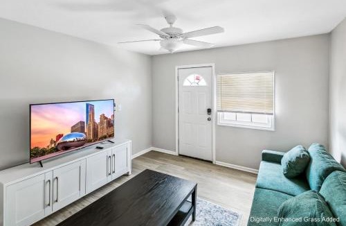 Russell House | Beautiful Updated 5 bedroom home in Downtown Libertyville Near Naval Base