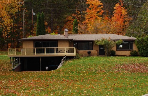 Petoskey House | Beautiful Walloon Lake Home - with Pontoon Boat option. Week 8/22-8/29/26 open!