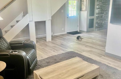 Forestview Apartment | Beautifully furnished one bedroom loft located in Chicago's South suburb of Alsip