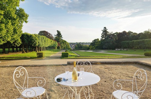 Craon Bed & Breakfast | Bed and breakfast at Château de Craon Swimming pool, tennis court, park Pdj included.