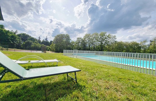 Craon Bed & Breakfast | Bed and breakfast at Château de Craon Swimming pool, tennis court, park Pdj included.
