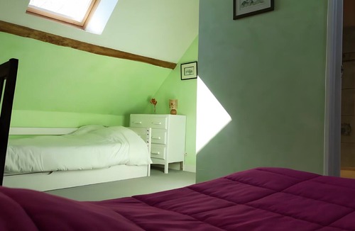 Courcemont Bed & Breakfast | Bed and Breakfast 'Chambre Les Fauvettes' with Shared Terrace, Shared Garden and Wi-Fi