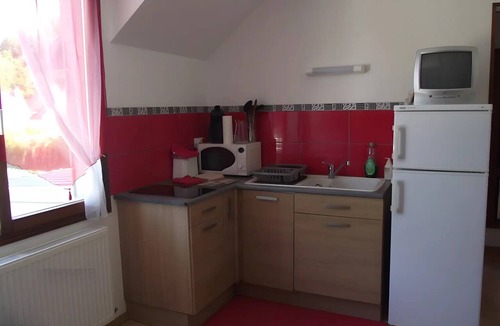 La Fleche Bed & Breakfast | Bed and Breakfast 'Chambre D'hôtes Les Rosiers' with Shared Terrace, Shared Garden and Wi-Fi