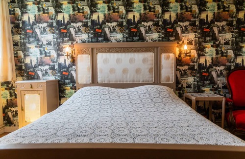 Bavent Bed & Breakfast | Bed and Breakfast 'Chambres D'hôtes - Chambre 1' with Shared Garden and Wi-Fi