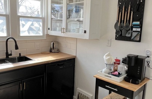 Milwaukee Cottage | Black sheep cottage! Charming 2-bedroom cottage in peaceful West Allis