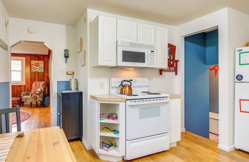 Elk Rapids House | Blocks to Beach & Eats! Elk Rapids 'Cozy Cottage'