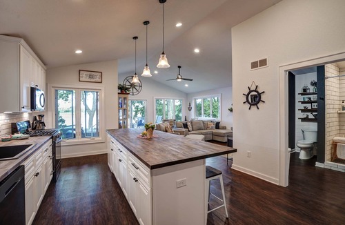 Tichigan House | Blue Fish Cottage-Hot tub, Kayaks, Ice Fishing