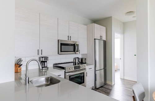 Edgewater Apartment | Blueground | Edgewater, fitness center, nr Lake