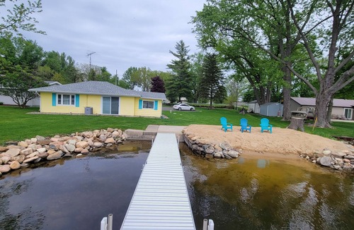 Quincy Cottage | Book your 2026 Summer Lake Front Vacation Now! -Pontoon for Rent-