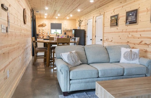 Lawrenceburg Apartment | Bourbon Barrel Cottages #6 Kentucky Bourbon Trail Hot Tub and Fire Pit