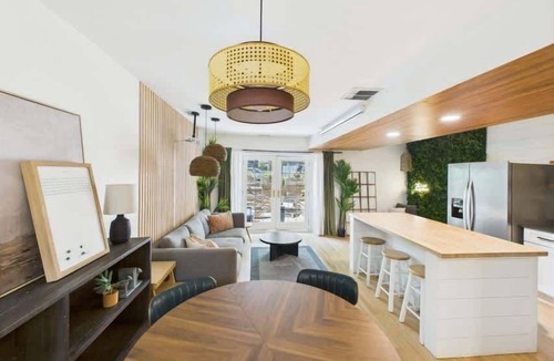 West Town Apartment | Boutique Retreat Private Patio Fire Pit