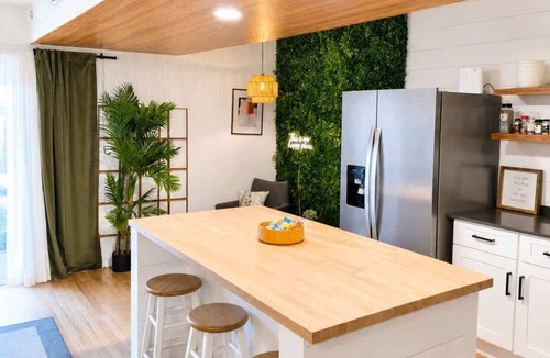 West Town Apartment | Boutique Retreat Private Patio Fire Pit