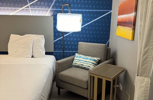 Harvey Hotel | Brand New Modern Beautiful Room in Chicago, with WiFi, AC and TV.