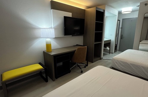 Harvey Hotel | Brand New Modern Beautiful Room in Chicago, with WiFi, AC and TV.