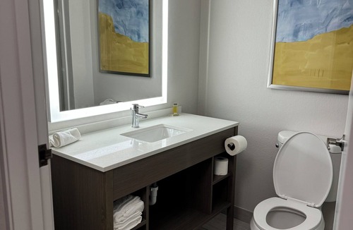 Harvey Hotel | Brand New Modern Bedroom with AC, TV & WiFi in Chicago Near Wind Creek Casino