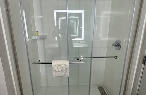Harvey Hotel | Brand New Modern Bedroom with AC, TV & WiFi in Chicago Near Wind Creek Casino