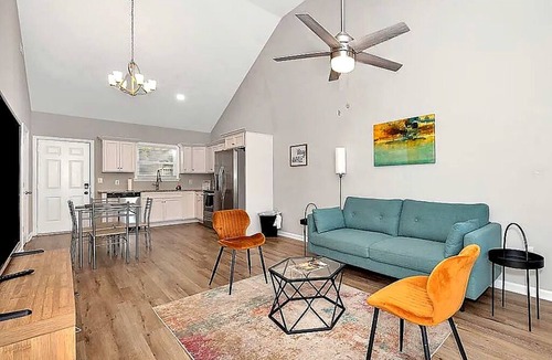 Huntsville House | Bright 2BR/2BA Home. Backyard, Patio, 500 Mbps. Near VBC, Arsenal & Space Center