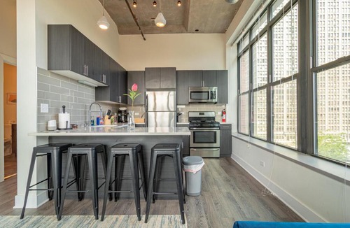 Near South Side Apartment | Bright 2BR Luxury Corner Suite with Optional Parking Sleeps 6 guests Near McCormick Place and Soldier Field