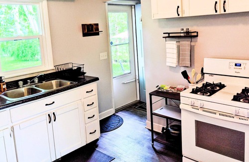 Portage House | Bright 3 BR on Cul-de-sac Conveniently located to Airport, Stryker, WMU, DT KZOO