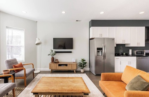 Edgewater Beach Apartment | Bright & Modern Apt | Steps to Lake, Train, Food