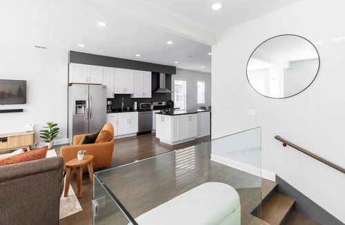 Edgewater Beach Apartment | Bright & Modern Apt | Steps to Lake, Train, Food