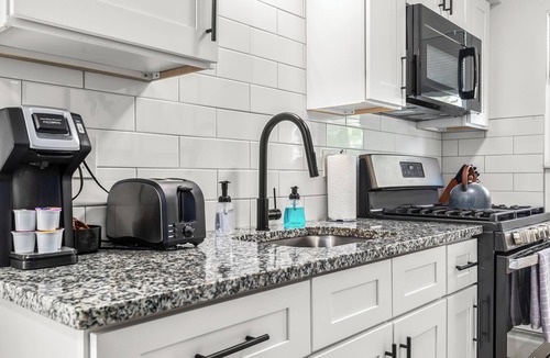 Mount Clemens Apartment | Bright & Spacious 2 Bedroom | Quiet | Safe | Clean