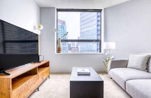 Streeterville Apartment | Bright Streeterville 2BR w/Gym, Pool, near Navy Pier, by Blueground
