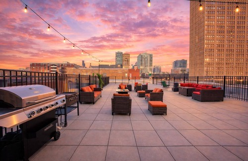 Near South Side Apartment | Bright & Stylish 2BR Family Unit Near McCormick Place & Grant Park