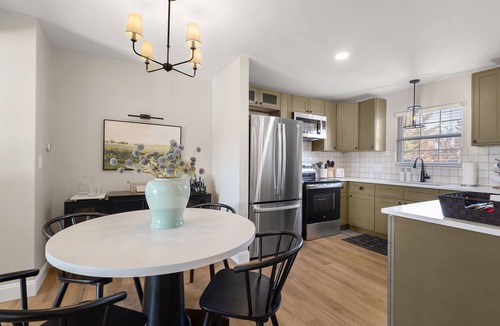Northeast South Bend House | Bring Everyone/NEW 5BR Townhome Designed for Groups/ Home Base near ND