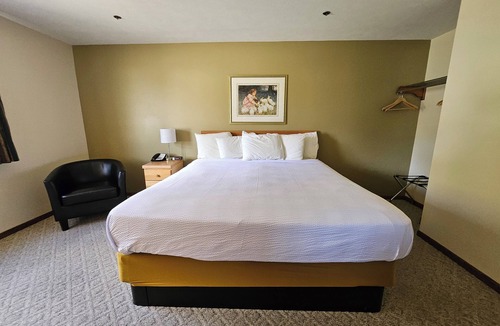 Escanaba Hotel | Budget Host Inn & Suites