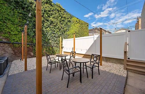 North Center Condo | By Wrigley Field +Reserved Parking Space +95 Walkscore + In-Unit Laundry + Patio