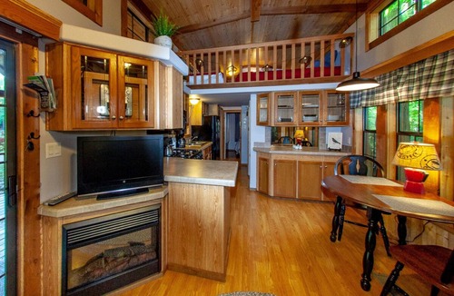 Three Oaks Cabin | Cabin with POOL in family resort!
