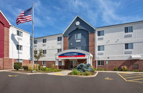 Kenosha Hotel | Candlewood Suites Kenosha - Pleasant Prairie by IHG