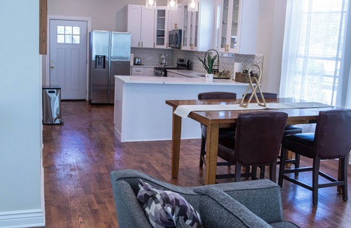 Brookfield House | Casa Brookfield - Hot Tub, BBQ, Sleeps 14 Near Chicago